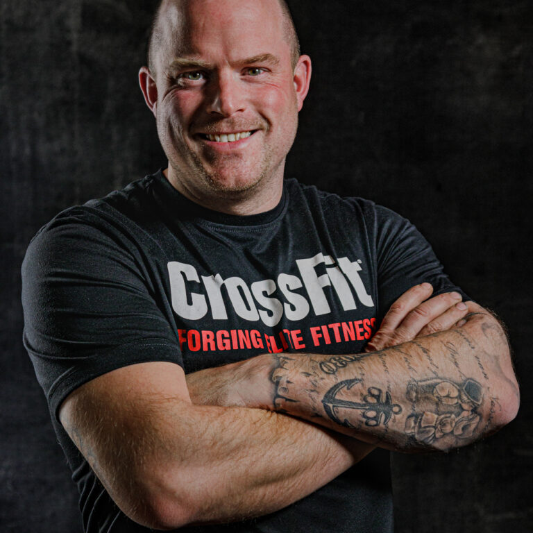Crossfit model stoer met zwarte achtergrond