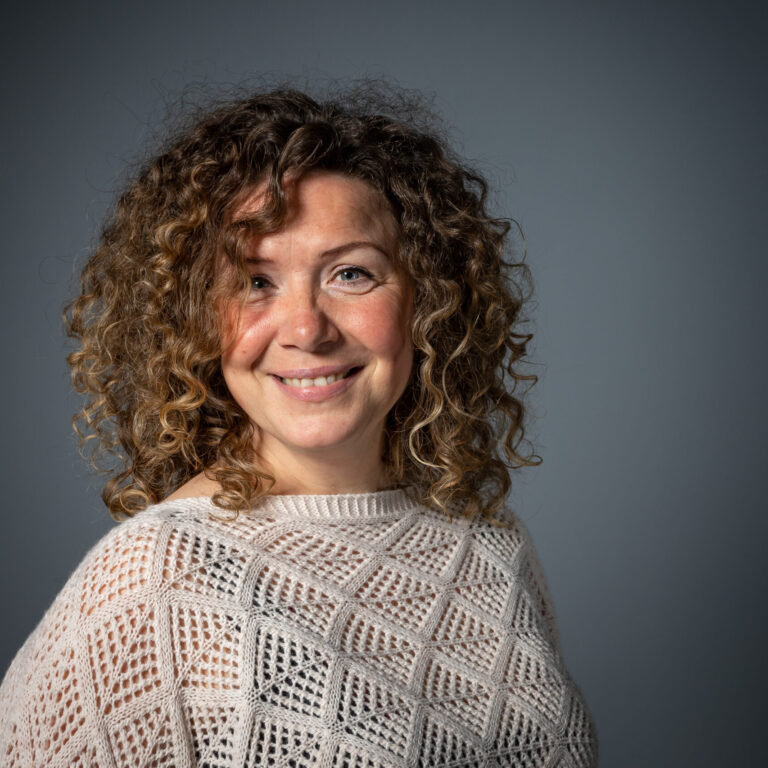 studio portret jonge dame grijze achtergrond