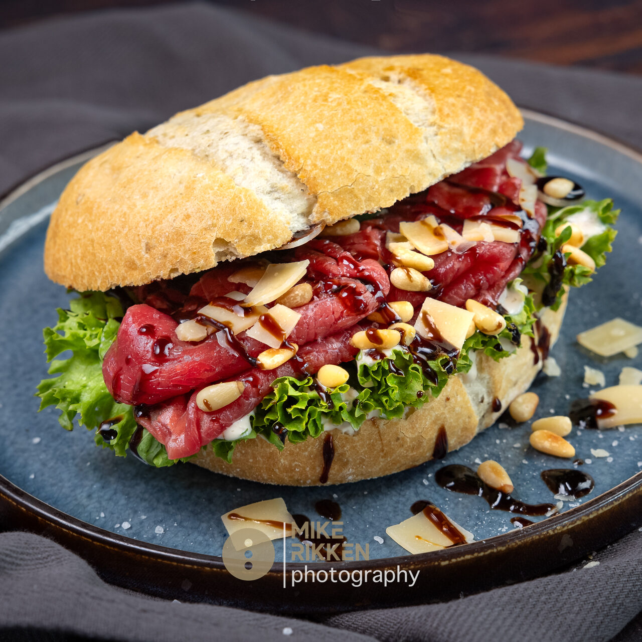 Productfotografie voor Bie Olthof, bedrijfsreportage van broodje carpaccio in tudio op locatie hellendoorn
