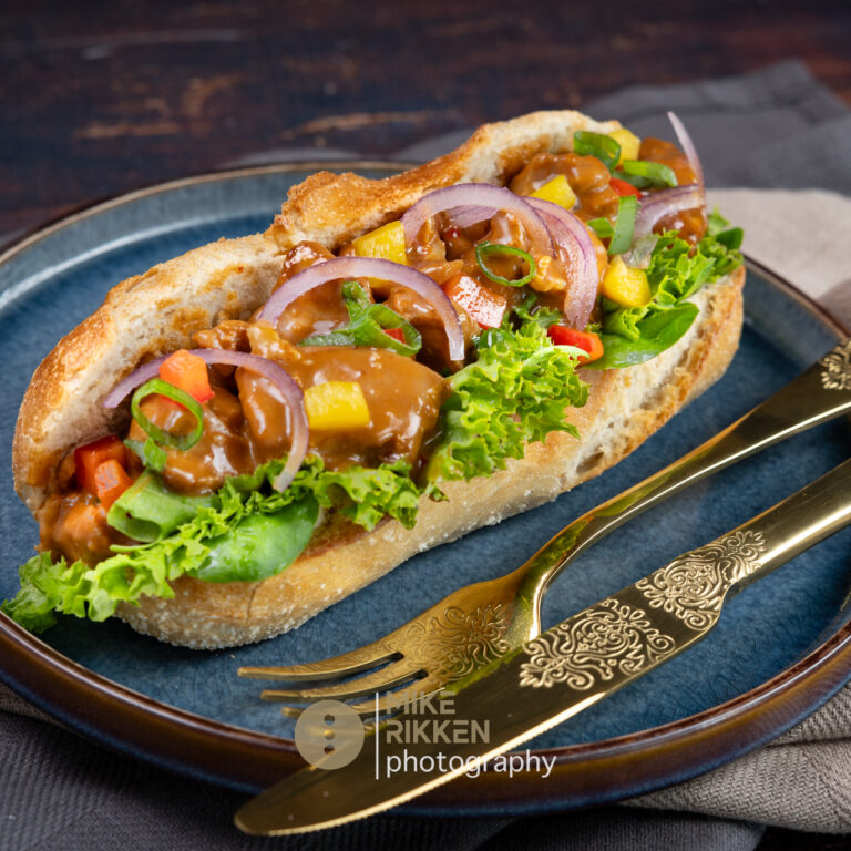 Productfotografie voor Bie Olthof, bedrijfsreportage van broodje kipsate op bord met bestek in studio op locatie